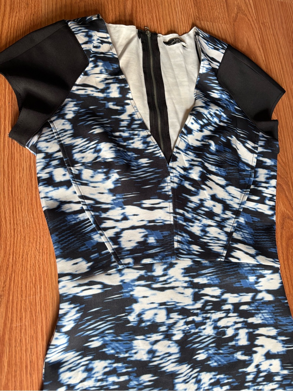 Zara Blue V Neck Bodycon White, Black & Blue Printed Midi Sheath Dress Small - Picture 3 of 9